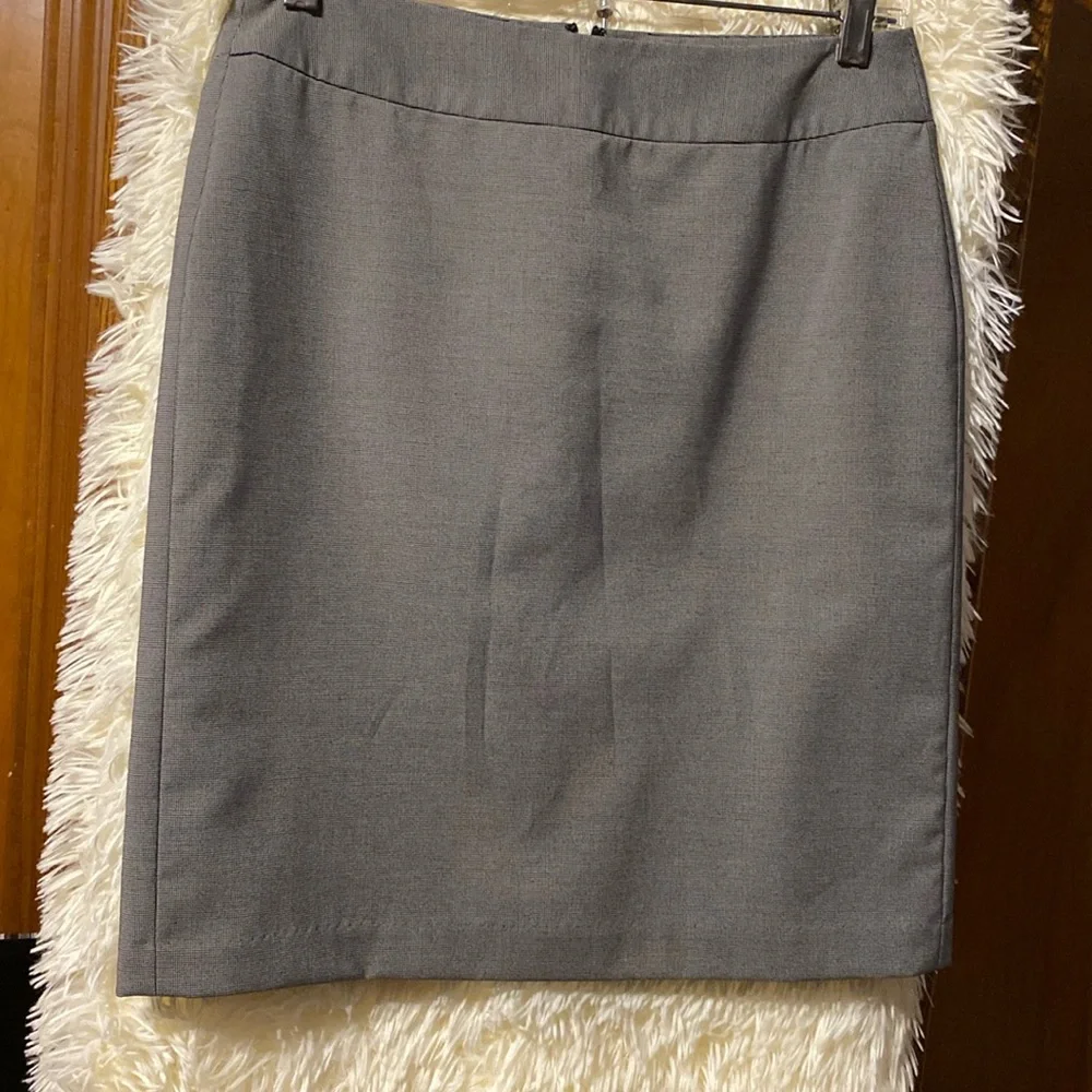 Banana Republic Women’s Black Pinstripe Pencil Mini Skirt. Size 2. - Picture 1 of 6